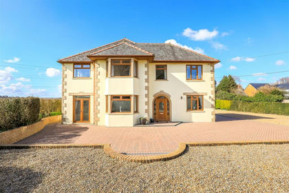 7.4 acres of House with Land for sale in Pont-y-clun
