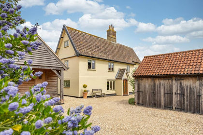 1 acre of Farmhouse for sale in Flordon