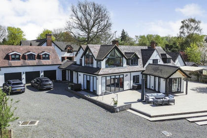 1 acre of Country Home for sale in Kirkby Mallory, Peckleton & Stapleton