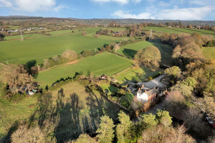 6.8 acres of Farmhouse for sale in Hulland