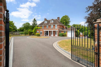 1.3 acres of House with Land for sale in Appleshaw