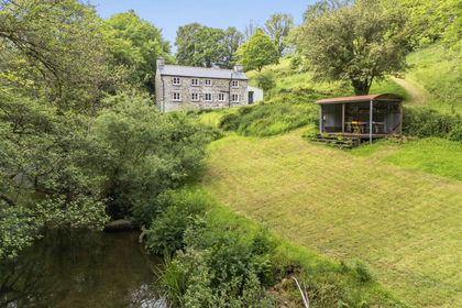 2.8 acres of Cottage for sale in Linkinhorne