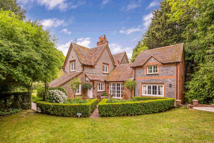 1 acre of Cottage for sale in Basildon