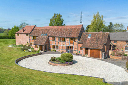 1.5 acres of Barn Conversion for sale in Chadwick End
