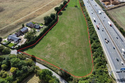 7.9 acres of For sale in Harpenden Rural