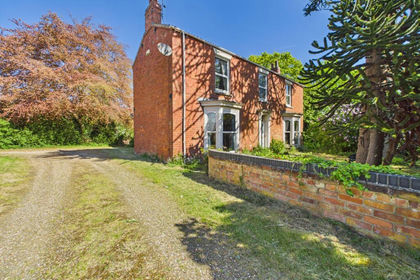 2 acres of Farmhouse for sale in Mumby