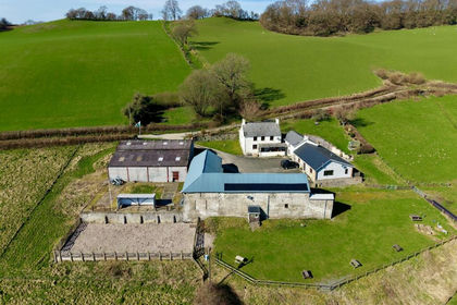 10.5 acres of Farmhouse for sale in Honddu Isaf