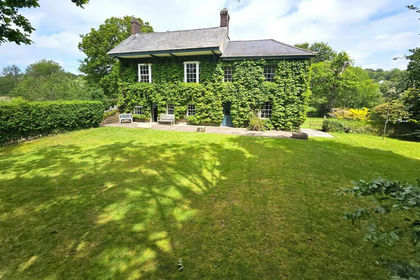 12.9 acres of Farmhouse for sale in Horrabridge