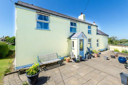 Farmhouse for sale in Trewalchmai