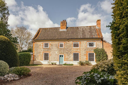 3.7 acres of Farmhouse for sale in Thornage