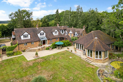 12.9 acres of House with Land for sale in Sarratt
