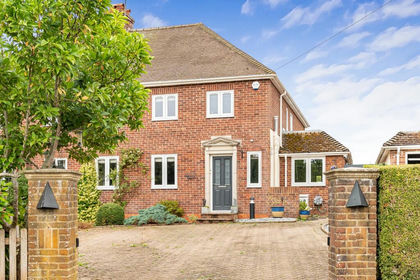 3 acres of House with Land for sale in Chawton