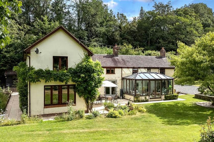 3 acres of Country Home for sale in Edgton