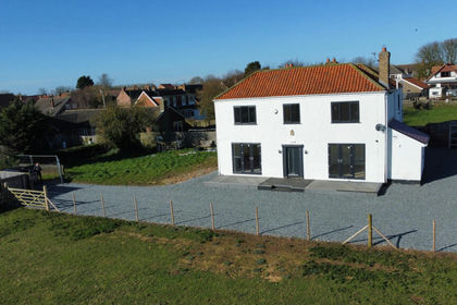 3.7 acres of Farmhouse for sale in Welwick