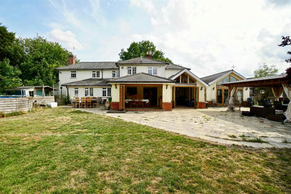 8 acres of Equestrian property for sale in Leavenheath