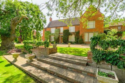 23.7 acres of House with Land for sale in Newport Pagnell