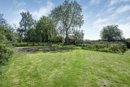 1.5 acres of Land for sale in Ellesborough