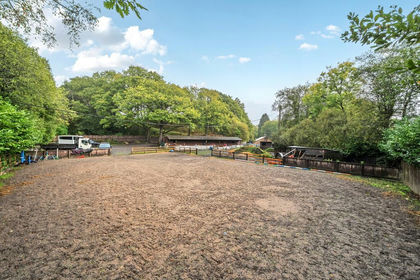 4 acres of Equestrian property for sale in Hirwaun