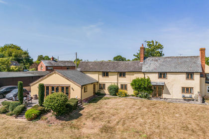 2.5 acres of Farmhouse for sale in Pembridge