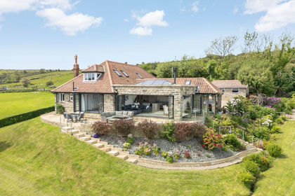 5 acres of House with Land for sale in Eskdaleside cum Ugglebarnby