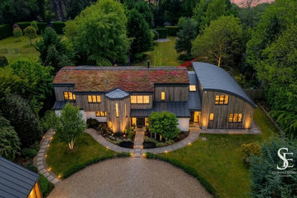 1 acre of House with Land for sale in Finchampstead