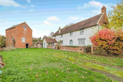 3 acres of Farmhouse for sale in Bredon