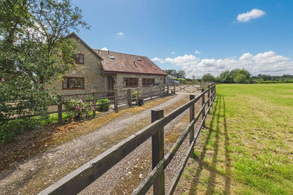 3.1 acres of Farmhouse for sale in High Ham
