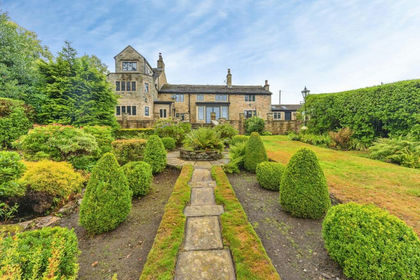 3 acres of House with Land for sale in Stalybridge and Hyde