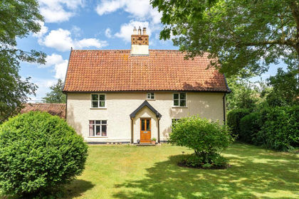 4 acres of Farmhouse for sale in Tharston and Hapton