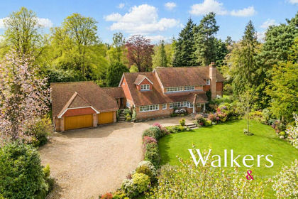 1 acre of House with Land for sale in Ingatestone and Fryerning