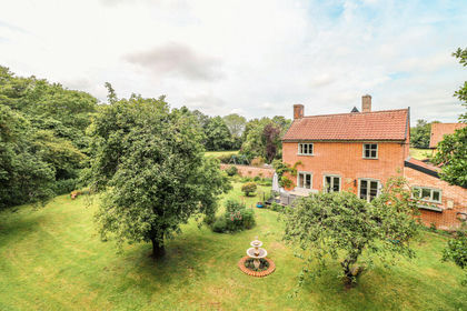 2 acres of Farmhouse for sale in Aslacton