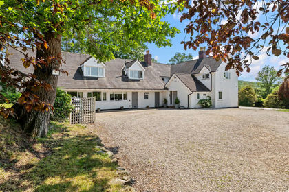 5.8 acres of Country Home for sale in Morton Bagot