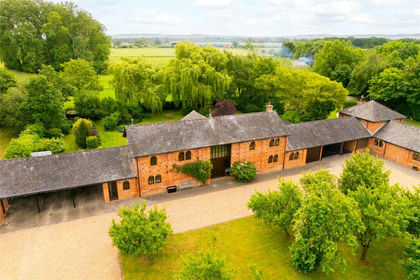 3.5 acres of Barn Conversion for sale in Hulcott