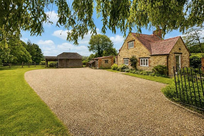 1.5 acres of Cottage for sale in Stanford in the Vale