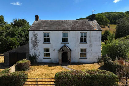3.4 acres of Farmhouse for sale in Llantrisant Fawr