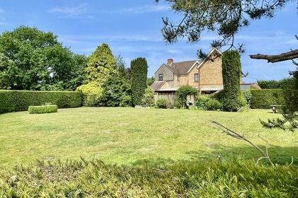 1 acre of Farmhouse for sale in Sutton Bridge