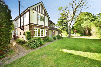 6 acres of Farmhouse for sale in East Malling and Larkfield