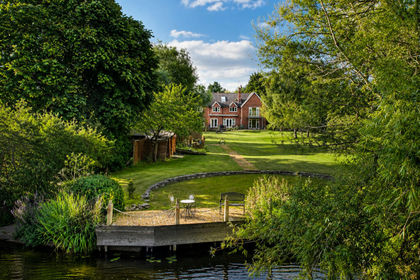 1.3 acres of House with Land for sale in Stratford-upon-Avon