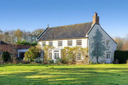 7.5 acres of Farmhouse for sale in Thurning