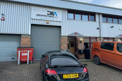 Warehouse for sale in Batchworth