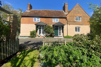 2.5 acres of Cottage for sale in Pulloxhill