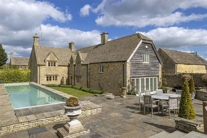 2.5 acres of Farmhouse for sale in Saintbury