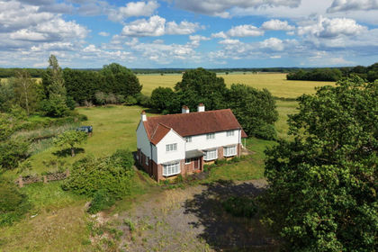 2.8 acres of Farmhouse for sale in Milden