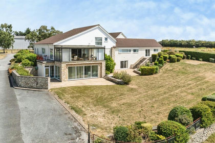 7.5 acres of House with Land for sale in Pontefract, Castleford and Knottingley