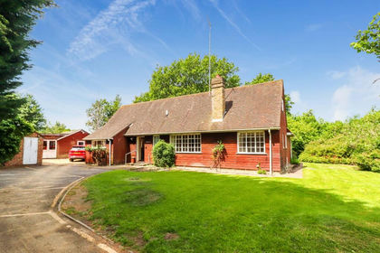 1 acre of House with Land for sale in Seer Green