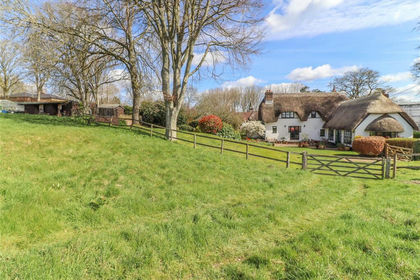 2 acres of Cottage for sale in Monxton