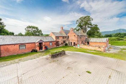 6 acres of House with Land for sale in Llandrinio