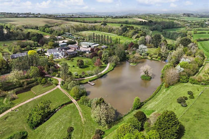 400 acres of Estate for sale in Holbeton