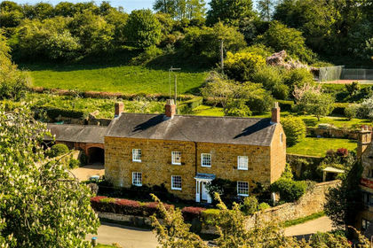 3.3 acres of Farmhouse for sale in Ratley and Upton