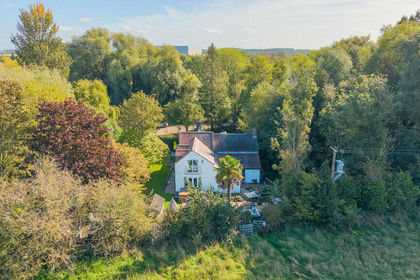 8.6 acres of House with Land for sale in Barton-under-Needwood